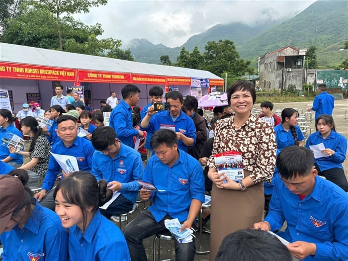 Trường Đại học Tân Trào tham gia ngày Hội việc làm tại xã Lùng Tám, tỉnh Tuyên Quang